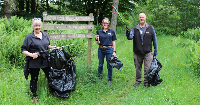Lintrathen litter pick Volunteers from Angus Council and Scottish Water picking litter at Loch of Lintrathen